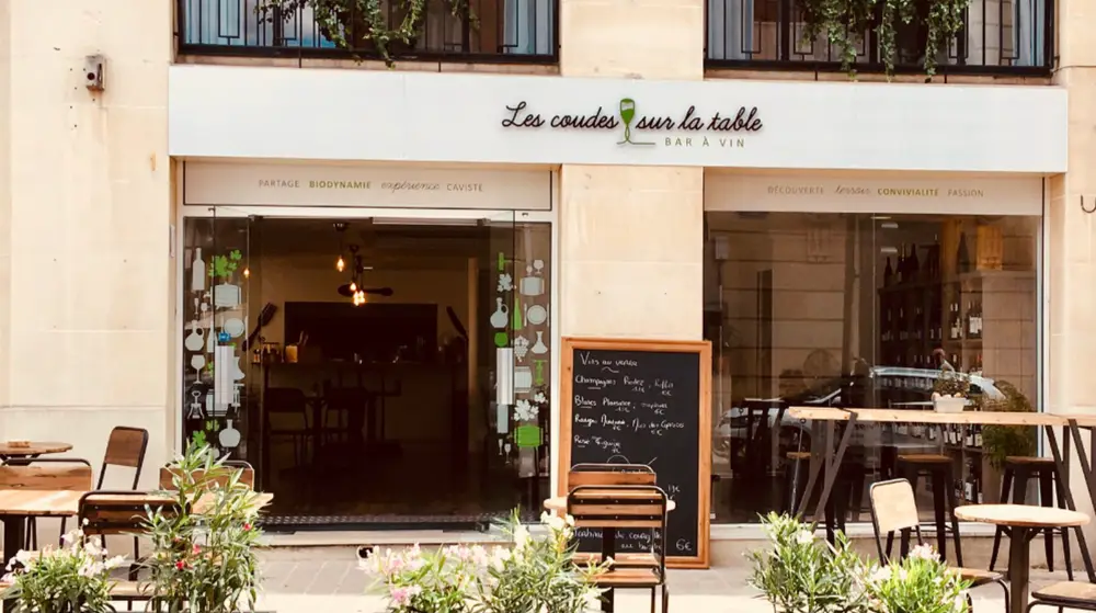 Les Coudes sur la Table